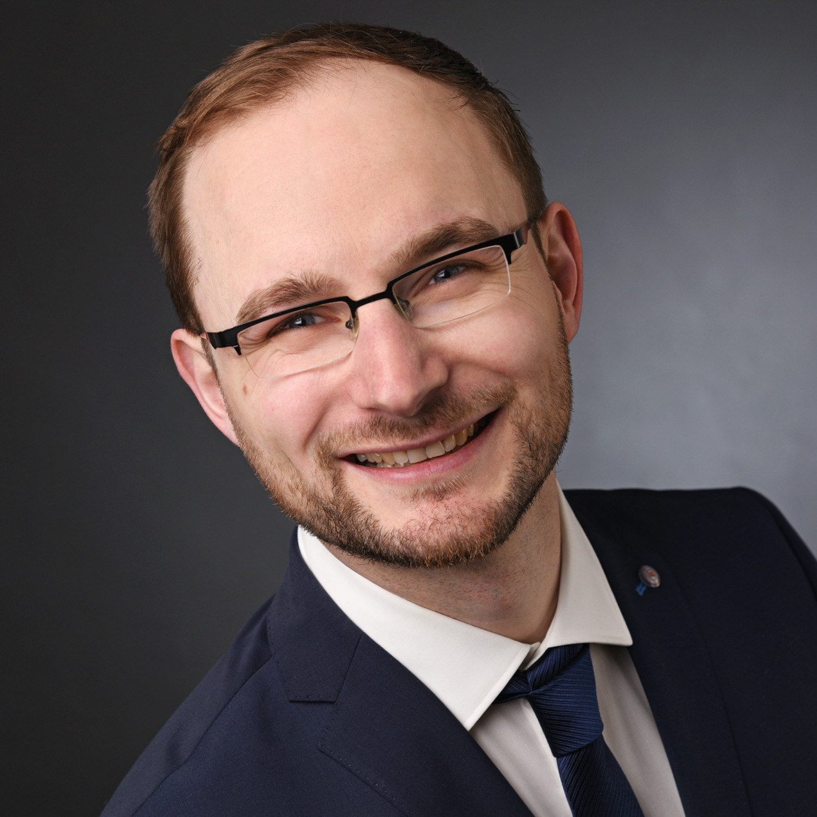 Porträt von Johannes Kemper im Anzug